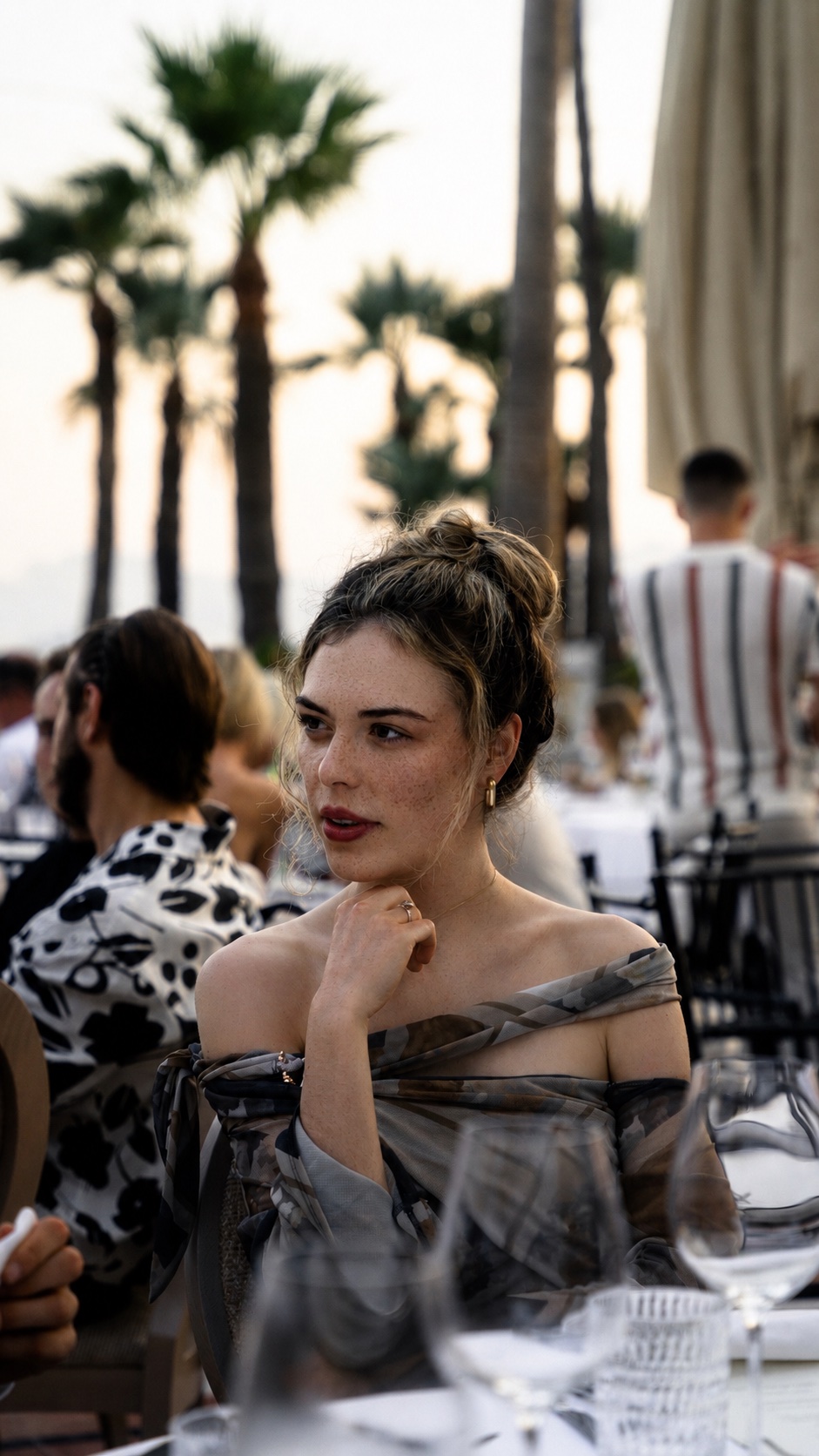 Olivia am Abend bei einem Dinner unter Palmen an der Côte d'Azur