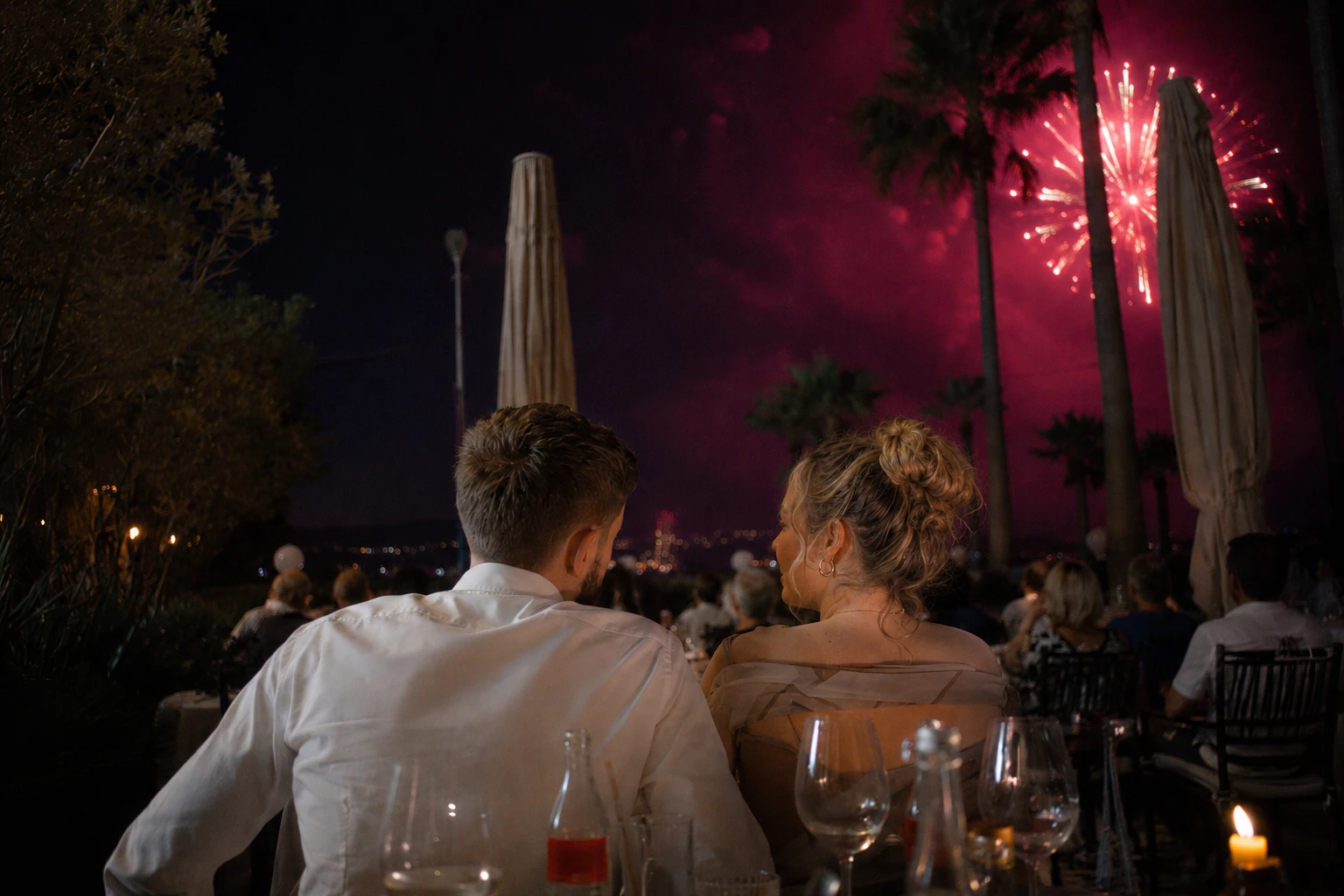 Ein Paar von hinten bei Nacht, Feuerwerk über der Côte d'Azur