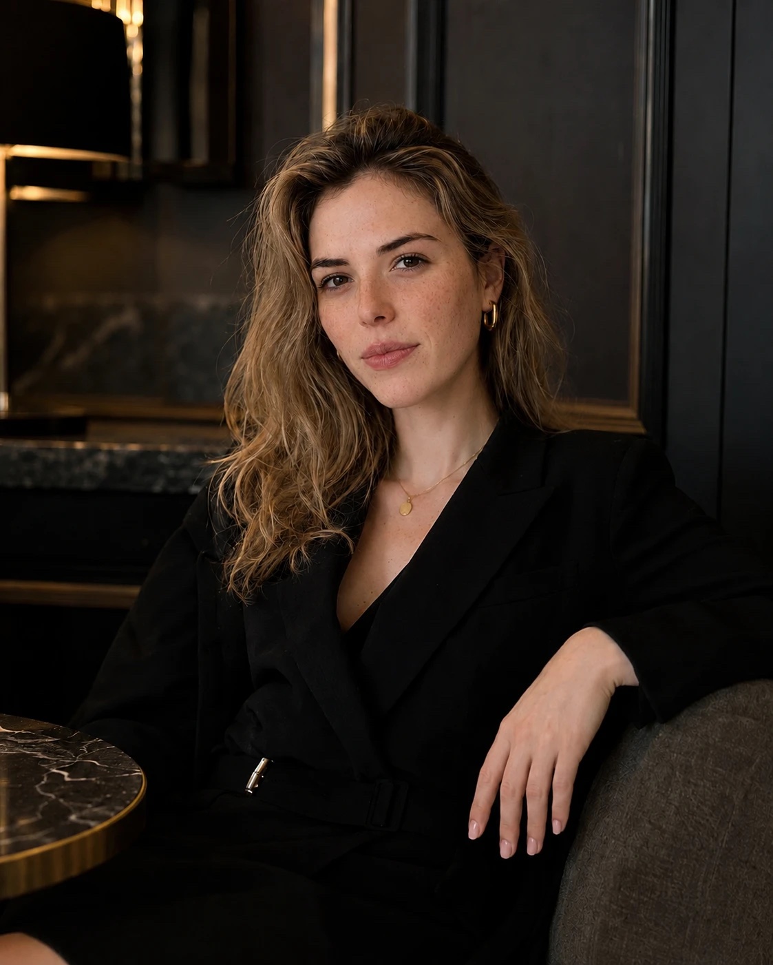Olivia, Beziehungscoach, in einer dunklen Lounge